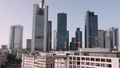 Toma-Estática-De-La-Vista-Panorámica-De-Los-Edificios-De-Oficinas-Bancarias-Aéreas-Del-Rascacielos-Del-Horizonte-De-Frankfurt,-Frankfurt,-Hessen,-Alemania