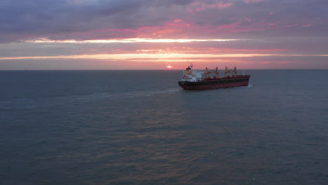 Buque-De-Carga-Que-Sale-De-Westerschelde-Hacia-El-Mar-Del-Norte-Durante-Una-Puesta-De-Sol