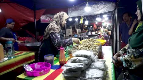 Gente-Local-Vendiendo-Comida-Callejera-En-El-Mercado-Nocturno-De-Lankawi