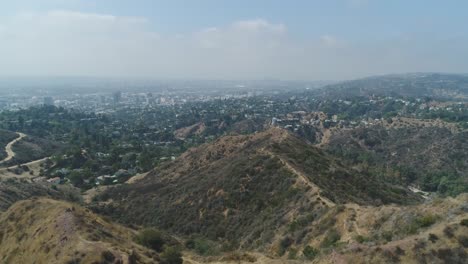 4k-60-Fps-Filmische-Drohnenaufnahmen-Vom-Griffith-Park-Mit-Blick-Auf-Das-Hollywood-Schriftzug-In-Los-Angeles,-Ca