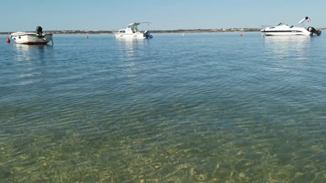 Kleine-Boote-Schwimmen-An-Einem-Ruhigen-Morgen-Auf-Dem-Wasser