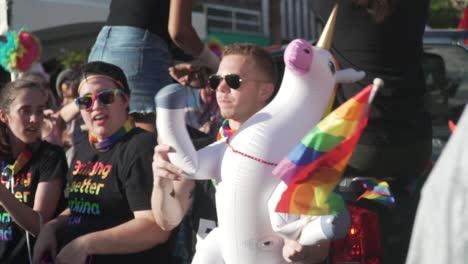 Gente-Divirtiéndose-En-La-Parte-Trasera-Del-Flotador-En-El-Desfile-Del-Orgullo-De-La-Ciudad-Del-Río-En-Jacksonville,-Fl