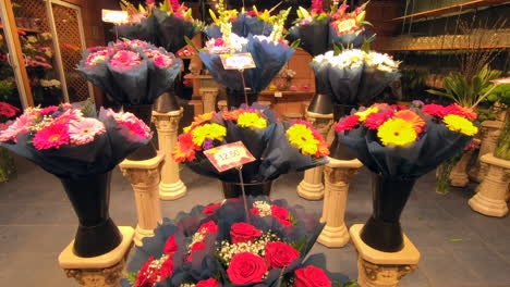 Hermosos-Ramos-De-Flores-De-Colores,-Ramo-De-Flores,-Expuesto-En-El-Vestíbulo-De-Entrada-De-Una-Tienda-De-Flores