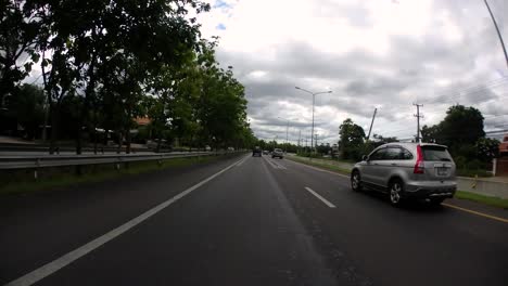 Este-Es-Un-Lapso-De-Tiempo-Con-Una-Cámara-De-Acción-Montada-Frente-Al-Camión,-Conduciendo-De-Pranburi-A-Hua-Hin-Y-De-Hua-Hin-A-Bangkok-En-Phet-Kasem-Road