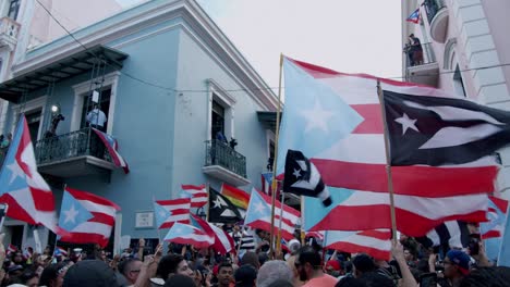 Demonstranten-Feiern-Den-Rücktritt-Von-Ricky-Rosello-In-Der-Fortaleza-Straße-Im-Alten-San-Juan