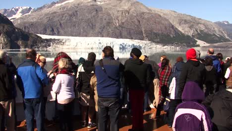 Passagiere-Des-Kreuzfahrtschiffes-Fotografieren-Den-Gletscher-In-Alaska