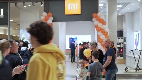 Abriendo-Una-Nueva-Tienda-Xiaomi,-La-Gente-Está-Esperando-En-Una-Larga-Fila