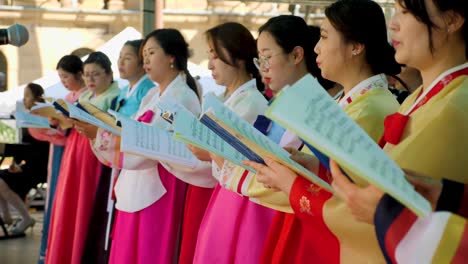 Gente-Coreana-Con-Hanbok-Haciendo-Orquesta-En-El-Escenario-Durante-El-Festival-Coreano