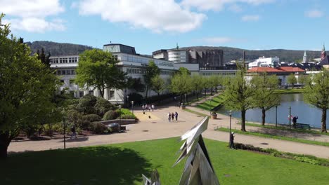 Olav-Kyrre-Monumento-Ciudad-Bergen-Artista-Knut-Steen---Byparken-Bergen-Noruega---Desde-El-Primer-Plano-Hasta-La-Visión-General-Aérea