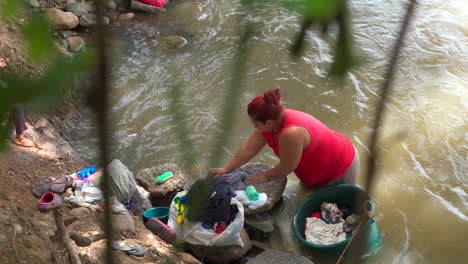 Una-Mujer-Lava-La-Ropa-A-Orillas-Del-Río