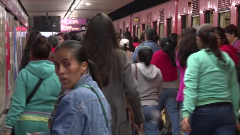 Gente-Caminando-En-Hora-Punta-En-El-Metro-De-La-Ciudad-De-México