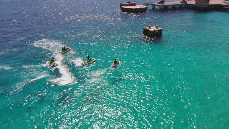 Imágenes-Aéreas-De-Un-Grupo-De-Motos-Acuáticas-En-Las-Aguas-Cristalinas-Frente-A-Fort-Beekenburg-En-La-Isla-Caribeña-Holandesa-De-Curazao