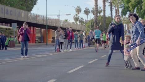 Zuschauer-Mit-Kleinkind-Springen,-Um-Die-Läufer-Des-Zürcher-Marathons-In-Malaga-Zu-Ermutigen