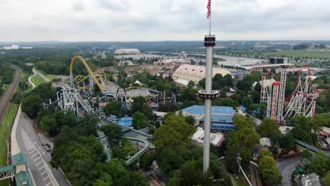 Paseos-En-El-Parque-De-Diversiones-En-El-Enorme-Parque-Hershey,-Vista-Aérea-De-Drones