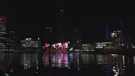 Mailand,-Italien---Beleuchtete-Flamingos-Am-Brunnen