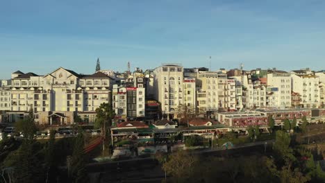 Drohnenaufnahme-Wichtiger-Gebäude-Im-Stadtzentrum-Von-Da-Lat-Oder-Dalat-Im-Zentralen-Hochland-Vietnams-An-Einem-Sonnigen-Tag