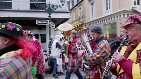 Rosenmontag-Carnaval-Trumpet-in-Düsseldorf,-Germany-With-Dice-Ornament-Custom-in-Slow-Motion