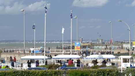 Gente-Disfrutando-De-La-Playa-De-Trouville-Sur-Mer-En-Un-Día-Soleado