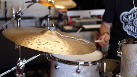 Un-Músico-Tocando-Su-Batería-En-Un-Garaje-Tocando-Un-Platillo-Grande-En-Cámara-Lenta