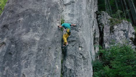 Un-Hombre-Escalando-La-Montaña-Rocosa-De-Zell-Pfarre,-Austria---Toma-Aérea