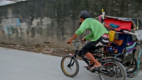 In-Teilen-Von-Cebu-City,-Der-ältesten-Stadt-Der-Philippinen,-Ist-Die-Hinterstraßen-Fahrradtaxi-Oder-„Trisikad“-Immer-Noch-Ein-Nützliches-Mittel,-Um-Menschen-Zwischen-Ihren-Häusern-Und-Den-Belebteren-Straßen-Zu-Befördern