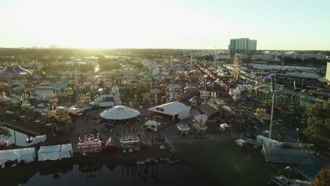 Vista-Aérea-De-La-Feria-Estatal-De-Florida-Durante-La-Puesta-De-Sol-Con-El-Horizonte-De-Tampa-A-Gran-Distancia