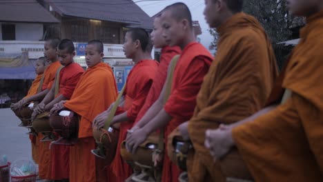 Junge-Mönche-Spenden-Am-Morgen-Almosen,-Spenden-Zeremonie,-Religiöse-Glaubensmeditation,-Nordlaos