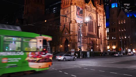 Nachtverkehr-In-Melbourne-CBD-In-Der-Nähe-Des-Bahnhofs-Flinder-Street