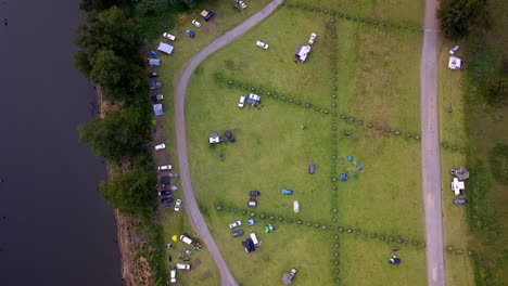 Campamento-De-Evacuación-Cerca-Del-Incendio-Forestal-De-Warragamba-Con-Vehículos-Y-Tiendas-De-Campaña-Vistos-Desde-Arriba,-Vista-Aérea-De-Pájaros-Teledirigidos-Que-Bajan-El-Tiro