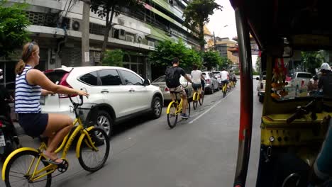 Paseo-En-Tuk-Tuk-Por-Bangkok-Con-Policías-Tailandeses-Alineados-En-El-Lado-Izquierdo-De-La-Calle:-Imágenes-Editoriales,-Cámara-Lenta