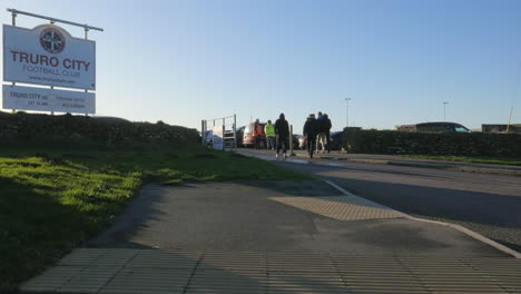 Hinchas-De-Fútbol-Entrando-En-Los-Terrenos-Del-Club-De-Fútbol-De-La-Ciudad-De-Truro-El-Día-Del-Partido