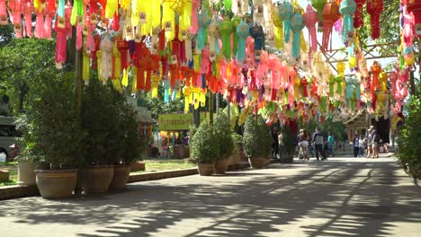 Bunte-Fahnen-Hängen-Im-Phra-Singh-Tempel-In-Chiang-Mai,-Thailand