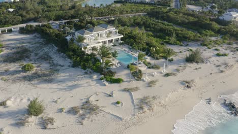 Mansión-Junto-Al-Mar-En-La-Playa-De-Providenciales,-En-El-Archipiélago-De-Las-Islas-Turcas-Y-Caicos.