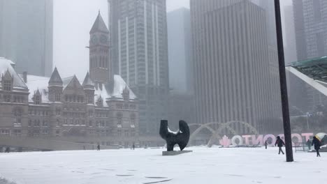 Tormenta-De-Nieve-Cubre-Nathan-Phillips-Square-Con-Grandes-Cantidades-De-Nieve,-Toronto