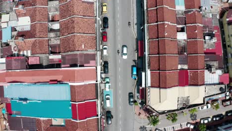 La-Calle-Chulia-Se-Encuentra-Con-La-Avenida-Kapitan-Keling-Vista-Desde-Arriba-Con-Tráfico-De-Vehículos,-Vista-Panorámica-Aérea-Superior