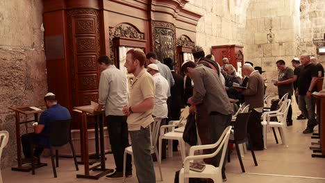 People-pray-to-the-Jerusalem-western-wall