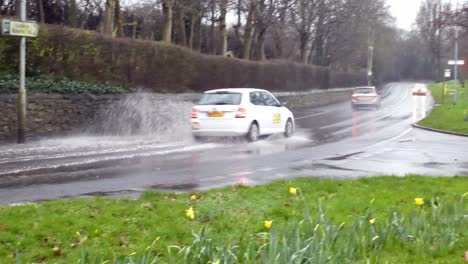 Automóviles-Conduciendo-Y-Salpicando-A-Través-De-Fuertes-Inundaciones-Tormentosas-Severas-Inundaciones-Repentinas