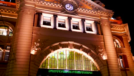 Close-up-shot-of-Flinder-Station-at-nightime