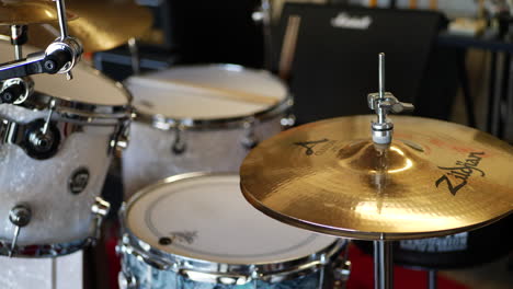 Professional-drum-set-in-a-garage-band-with-Zildjian-cymbal-and-hi-hat