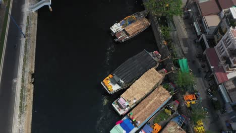 Vista-Aérea-Del-Puente-Y-El-Mercado-Flotante-De-Flores-En-Saigón-O-Ciudad-Ho-Chi-Minh-En-Vietnam