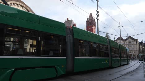 Vollbild,-Elektrische-Straßenbahn-Fährt-Am-Bahnhof-In-Basel,-Schweiz-Vorbei