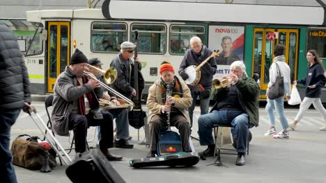 Eledery-Group-Busking---Straßenperformance-In-Melbourne-Cbd-Eine-Gruppe-Von-Straßenmusikanten