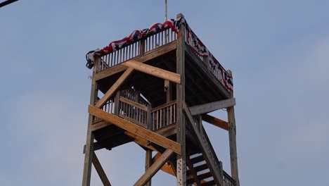 Schwenken-Sie-In-Der-Dämmerung-Auf-Die-Spitze-Des-Schiffswrackschatzmuseums-In-Key-West