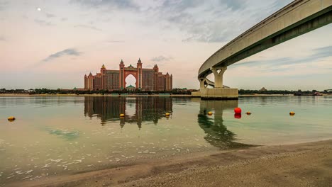 Atemberaubendes-Zeitraffervideo-Vom-Atlantis-Hotel-Und-Der-Pointe-Palm-Jumeirah-Nach-Sonnenaufgang,-Mit-Bewegten-Wolken-Und-Wasser