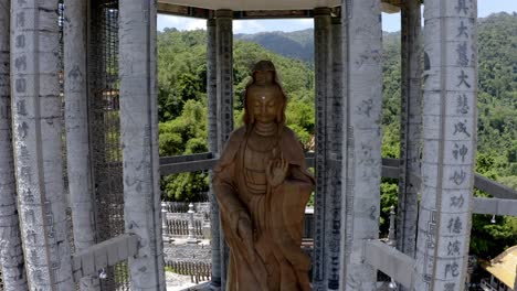 Monumento-De-La-Estatua-De-La-Diosa-De-La-Misericordia-De-Kuan-Yin-Dentro-Del-Templo-Budista-Kek-Lok-Si,-Disparo-De-Revelación-De-órbita-Aérea-De-Drones