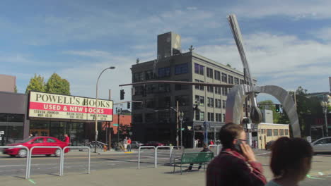 Große-Straßenkunst-Aus-Stahl-Namens-„Powell“-Gegenüber-Powells-Büchern-In-Der-Innenstadt-Von-Portland,-Oregon,-USA-An-Einem-Sonnigen-Tag