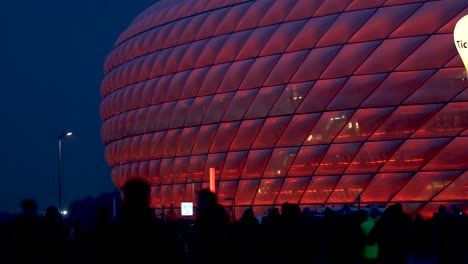 Beleuchtete-Arena-Des-Deutschen-Fußballvereins-FC-Bayern-München