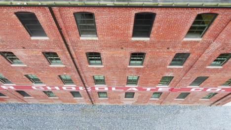 Absteigende-Antenne-Entlang-Der-Roten-Backsteinmauer-Der-Wilbur-Schokoladenfirma,-Die-In-Eigentumswohnungen-Umgebaut-Wurde