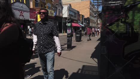 Weitblick-über-Das-Straßenleben-Auf-Dem-Kensington-Market-In-Toronto-An-Einem-Sommertag