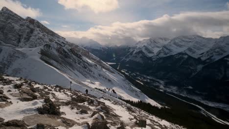 Touristen-Genießen-Die-Atemberaubende-Aussicht-Von-Einem-Schneebedeckten-Berggipfel-Und-Einer-Weiten-Pfanne